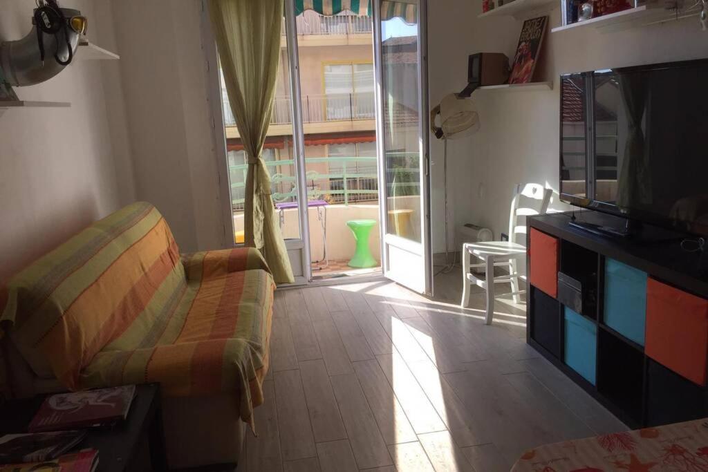Grand F2 60Mq Centre Antibes, Proche Plages, Commerces, 2 Balcons, Parking, Train, Bus, Deco Vintage, Pet Friendly, Ideal Famille Ou 1-2 Couples Luaran gambar