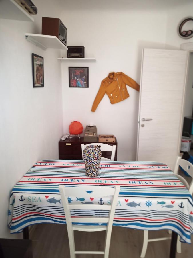 Grand F2 60Mq Centre Antibes, Proche Plages, Commerces, 2 Balcons, Parking, Train, Bus, Deco Vintage, Pet Friendly, Ideal Famille Ou 1-2 Couples Luaran gambar