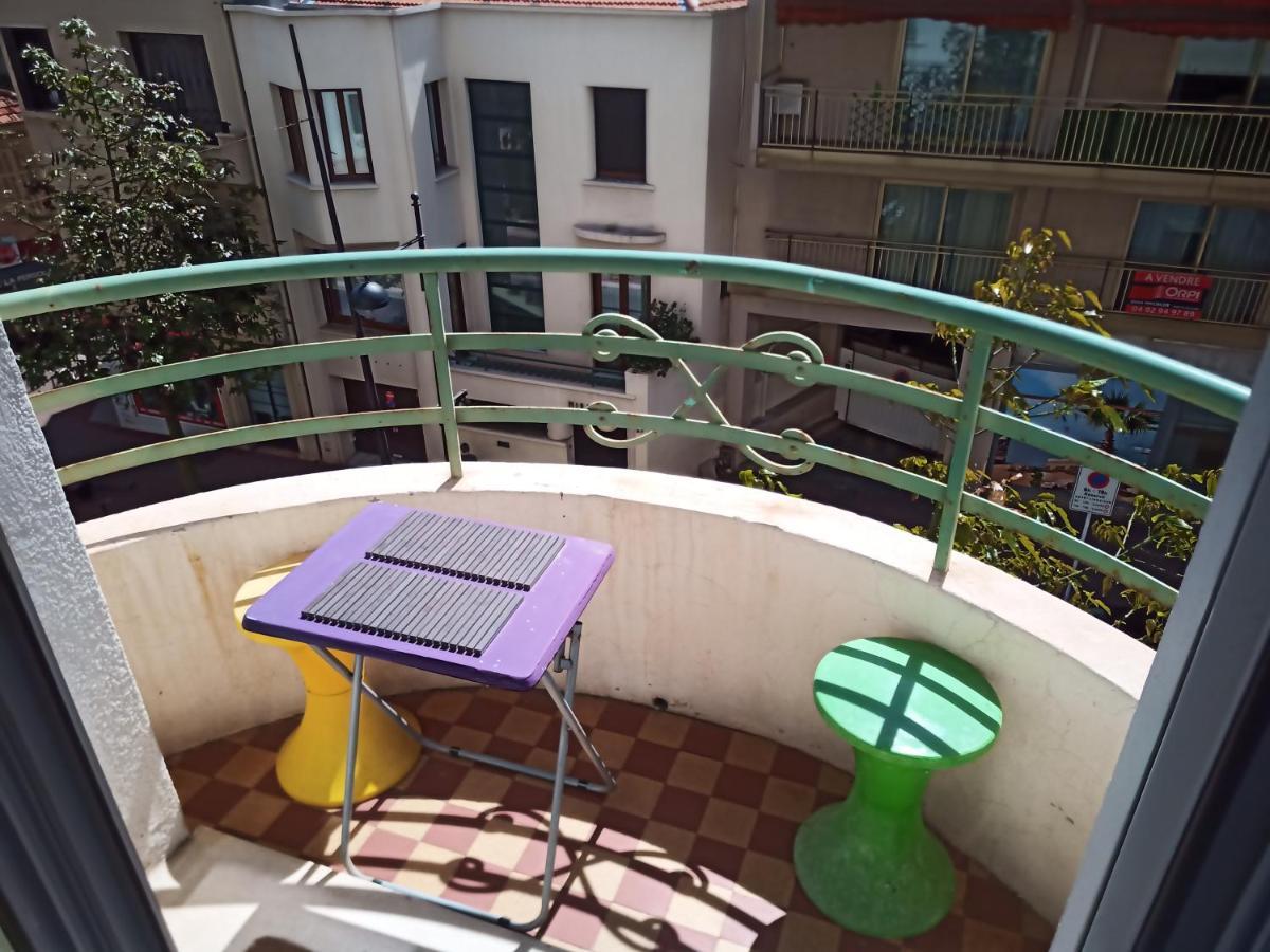 Grand F2 60Mq Centre Antibes, Proche Plages, Commerces, 2 Balcons, Parking, Train, Bus, Deco Vintage, Pet Friendly, Ideal Famille Ou 1-2 Couples Luaran gambar