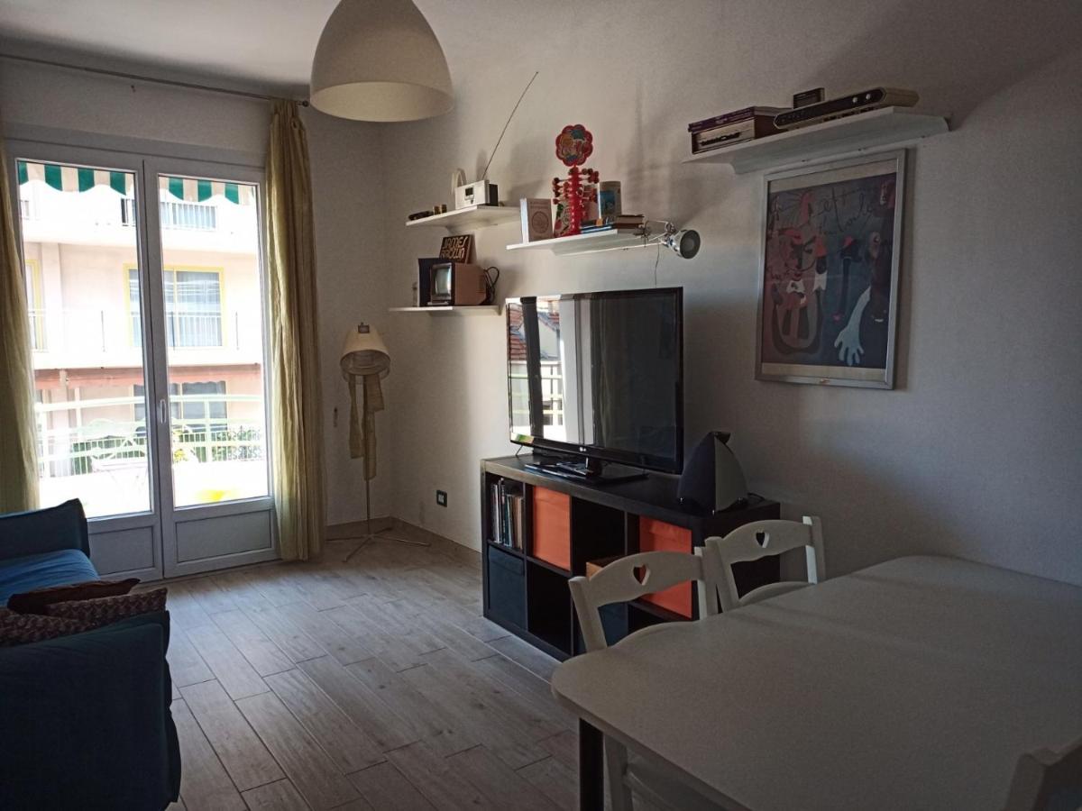 Grand F2 60Mq Centre Antibes, Proche Plages, Commerces, 2 Balcons, Parking, Train, Bus, Deco Vintage, Pet Friendly, Ideal Famille Ou 1-2 Couples Luaran gambar