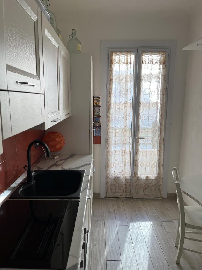 Grand F2 60Mq Centre Antibes, Proche Plages, Commerces, 2 Balcons, Parking, Train, Bus, Deco Vintage, Pet Friendly, Ideal Famille Ou 1-2 Couples Luaran gambar