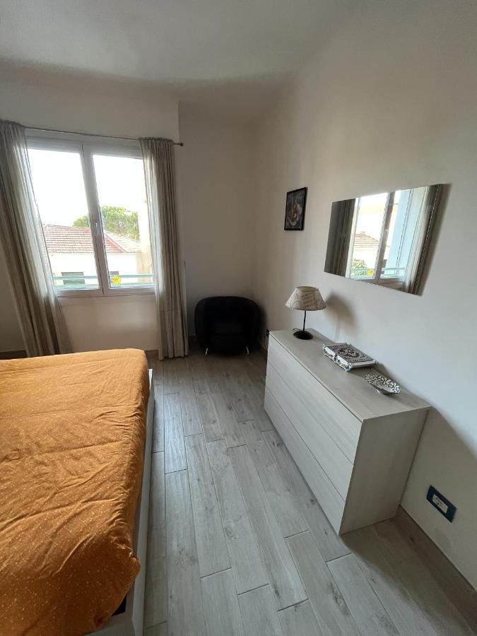 Grand F2 60Mq Centre Antibes, Proche Plages, Commerces, 2 Balcons, Parking, Train, Bus, Deco Vintage, Pet Friendly, Ideal Famille Ou 1-2 Couples Luaran gambar