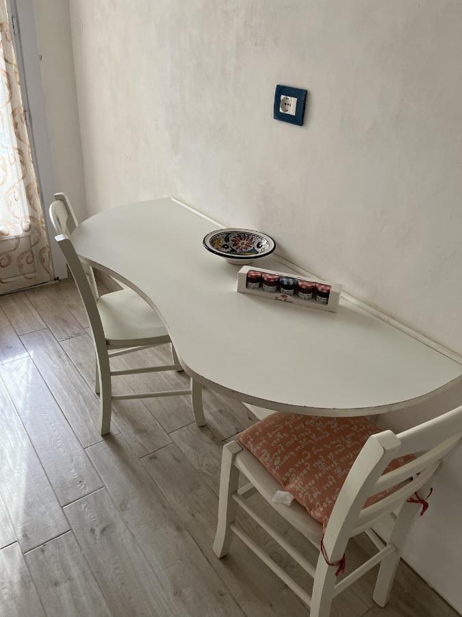 Grand F2 60Mq Centre Antibes, Proche Plages, Commerces, 2 Balcons, Parking, Train, Bus, Deco Vintage, Pet Friendly, Ideal Famille Ou 1-2 Couples Luaran gambar