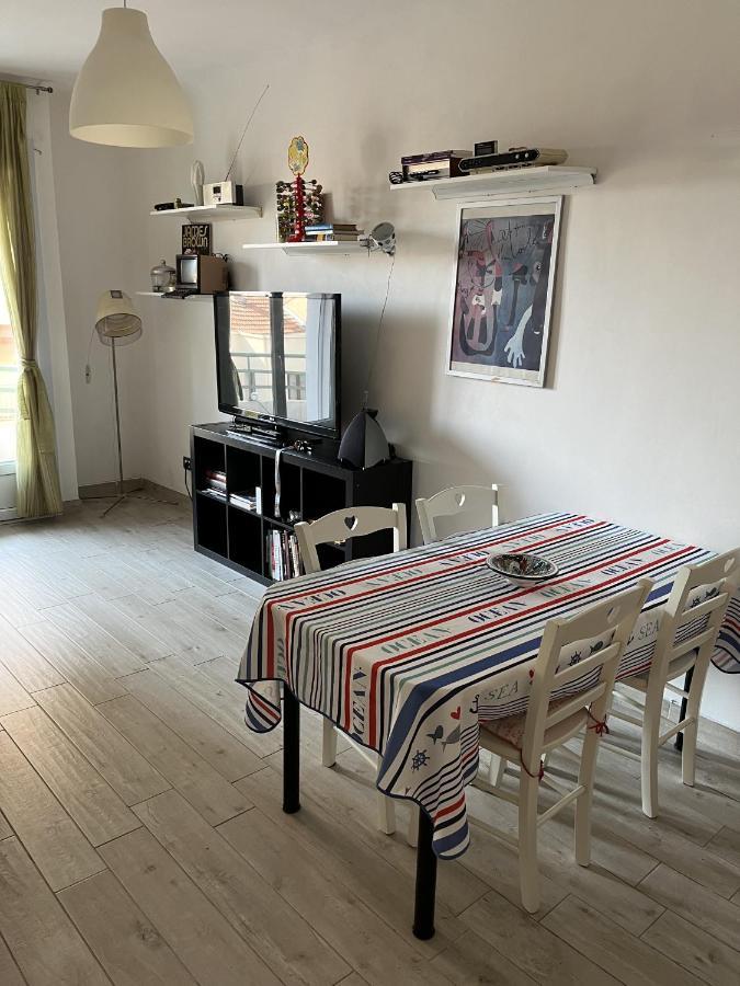 Grand F2 60Mq Centre Antibes, Proche Plages, Commerces, 2 Balcons, Parking, Train, Bus, Deco Vintage, Pet Friendly, Ideal Famille Ou 1-2 Couples Luaran gambar